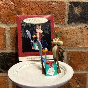 Hallmark Ornament 1994 Looney Tunes Road Runner and Wile E Coyote Christmas